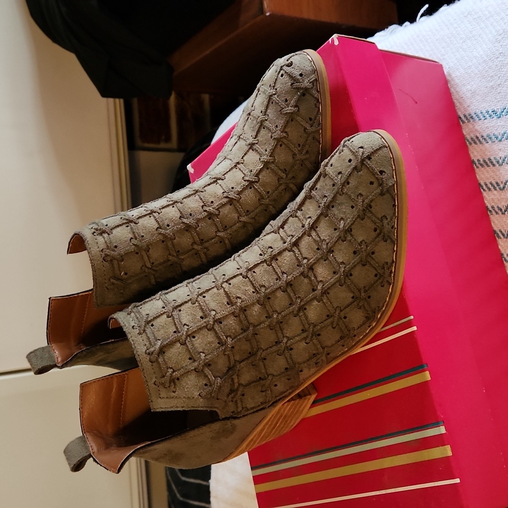 “Lavin” Ankle Bootie sz7